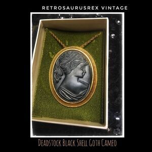 𝅺vintage 1960’s Black Shell Gothic Cameo Brooch